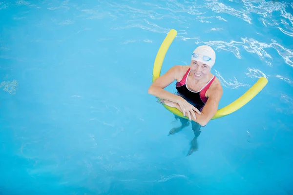 Oben Porträt Einer Glücklichen Seniorin Die Pool Schwimmt Und Die — Stockfoto