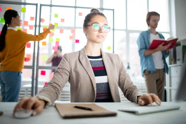 Joven Diseñador Casual Que Mira Pantalla Computadora Mientras Trabaja Proyecto —  Fotos de Stock