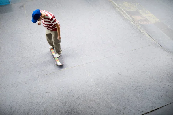 View Young Man Casualwear Standing Skateboard Moving Special Flat Area — Stock Photo, Image