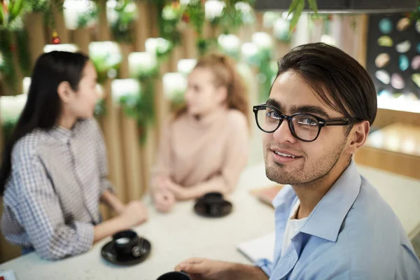 Giovane Bell Uomo Con Gli Occhiali Seduto Nel Caffè Davanti — Foto Stock