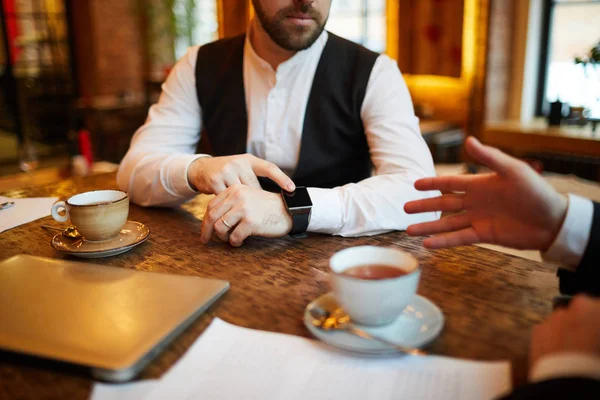 Primer Plano Del Hombre Negocios Irreconocible Apuntando Reloj Pulsera Con —  Fotos de Stock