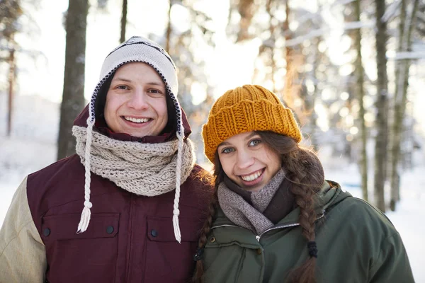 幸福的年轻夫妇的肖像摆出户外在美丽的冬季森林 复制空间 — 图库照片