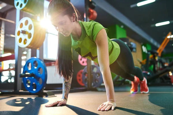 Mujer Joven Ropa Deportiva Haciendo Flexiones Antes Entrenar Gimnasio — Foto de Stock