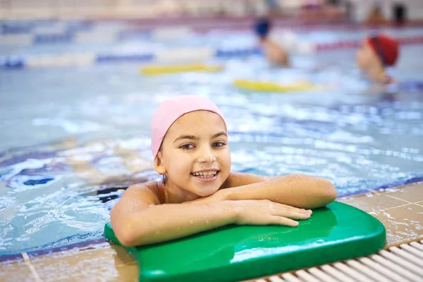 Портрет Маленької Дівчинки Шапці Плавання Стоїть Біля Басейну Дошкою Посміхається — стокове фото