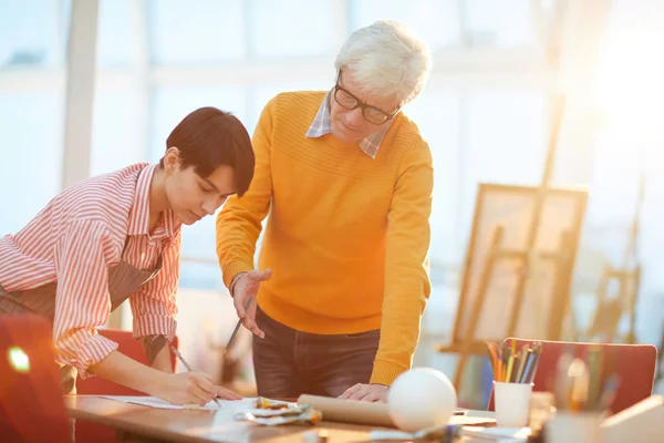 Portrait Professeur Art Mature Travaillant Avec Une Étudiante Dans Studio — Photo