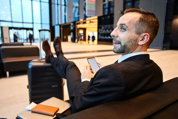 Ocupado Jovem Agente Corretor Formalwear Sentado Lounge Aeroporto Chamando Seus — Fotografia de Stock