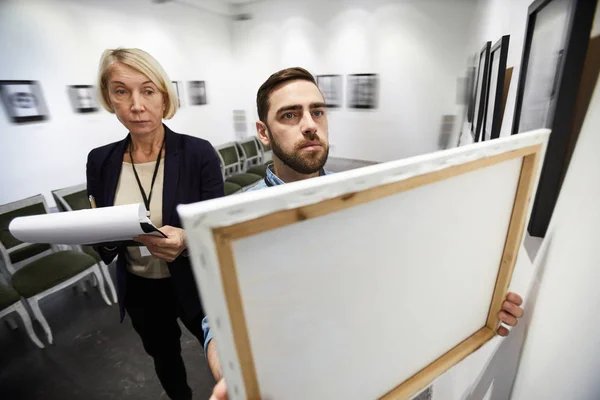 High Angle Portrait Two Museum Workers Hanging Pictures Art Gallery — Stock Photo, Image