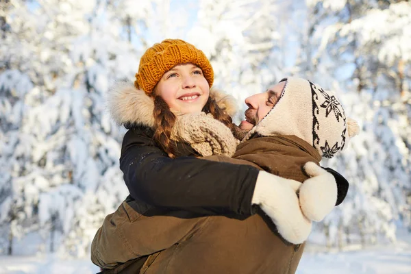 Portret Van Gelukkige Volwassen Man Spelen Met Klein Meisje Winter — Stockfoto