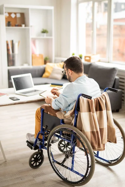 Uomo Affari Casualwear Prendere Appunti Lavoro Blocco Note Mentre Seduto — Foto Stock