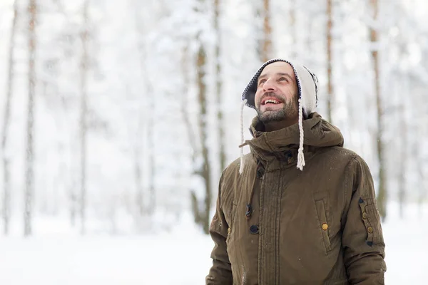 冬の森でひげを生やした男のウエストアップは 楽しみと雪を楽しんで コピースペース — ストック写真