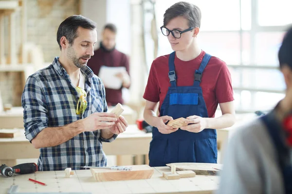 Beau Menuisier Professionnel Avec Chaume Debout Table Donnant Des Conseils — Photo