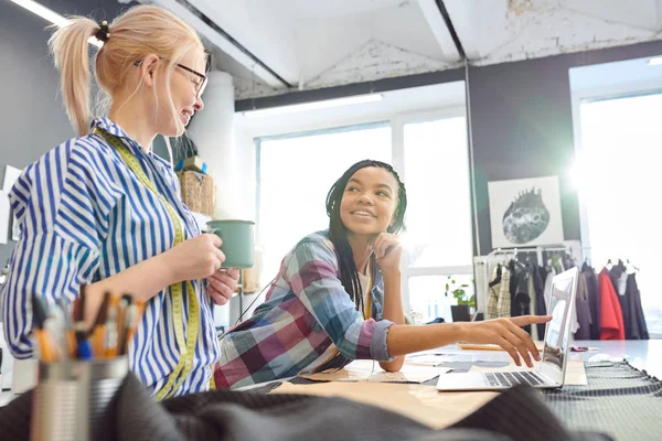 Junge Lächelnde Designerin Zeigt Auf Laptop Und Diskutiert Mit Ihrem — Stockfoto