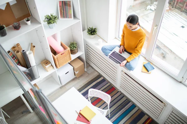 Jonge Zakenvrouw Met Gekruiste Benen Zitten Vensterbank Voor Laptop Surfen — Stockfoto