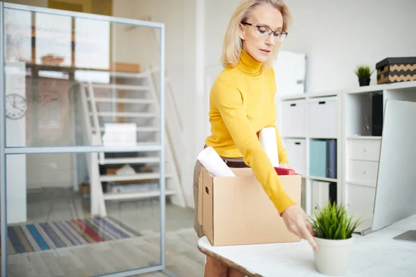 Retrato Una Mujer Negocios Madura Sosteniendo Caja Lugar Trabajo Después —  Fotos de Stock