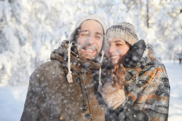 腰起幸福的成年夫妇玩雪在冬季森林和微笑 复制空间的肖像 — 图库照片