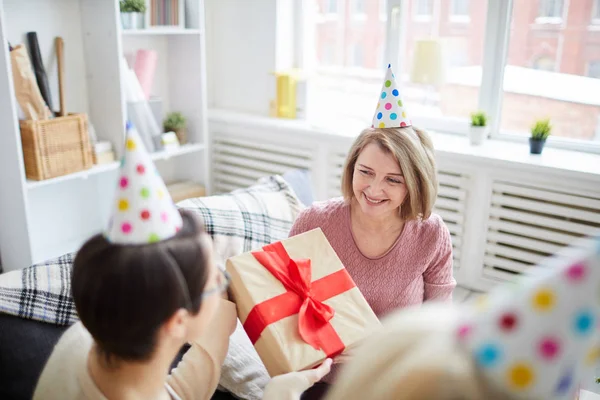 Nagy Szög Ünnepli Születésnapját Érett Gazdaság Díszdobozban Másol Hely Otthon — Stock Fotó