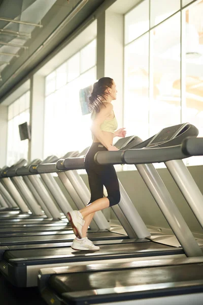 Joven Morena Activa Ropa Deportiva Corriendo Una Las Cintas Correr — Foto de Stock