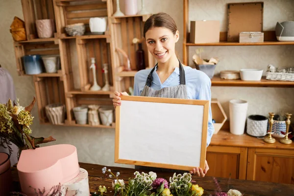 Midja Upp Porträtt Unga Kvinnliga Florist Holding Whiteboard Och Tittar — Stockfoto