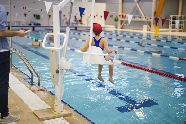 Bakifrån Handikappade Liten Flicka Som Genomgår Rehabilitering Efter Skada Hon — Stockfoto