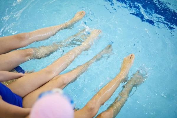 Närbild Små Barn Sitta Kanten Poolen Och Chatta Med Fötterna — Stockfoto