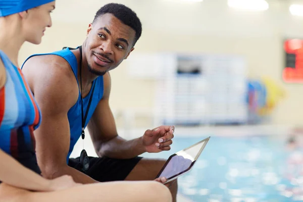 Porträt Eines Gutaussehenden Afrikanisch Amerikanischen Fitnesstrainers Gespräch Mit Einem Kunden — Stockfoto