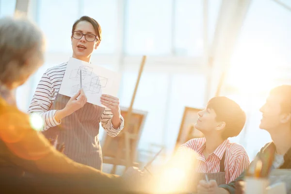 Porträtt Grupp Elever Lyssna Till Bildlärare Vid Föreläsning Solbelysta Art — Stockfoto