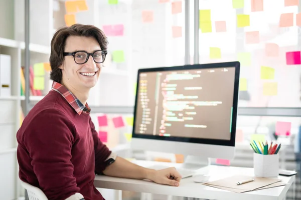 Jovem Alegre Casualwear Sentado Mesa Frente Monitor Computador Durante Dia — Fotografia de Stock