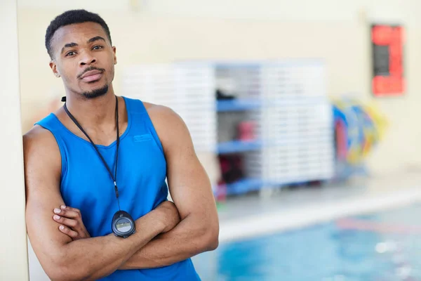 Taille Hoch Afrikanisch Amerikanischer Fitnesstrainer Posiert Mit Verschränkten Armen Schwimmbad — Stockfoto