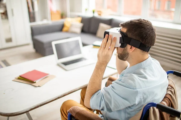 Jonge Moderne Zakenman Rolstoel Met Headset Kijken Naar Virtuele Spullen — Stockfoto