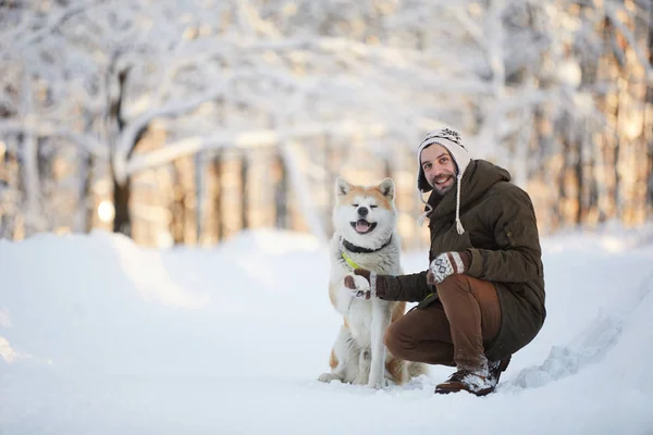 Full Längd Porträtt Mogen Man Poserar Med Hund Vackra Winter — Stockfoto