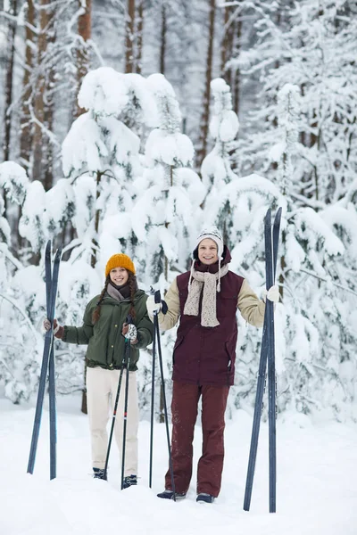 Full Längd Porträtt Aktiva Unga Paret Håller Skidor Poserar Vackra — Stockfoto