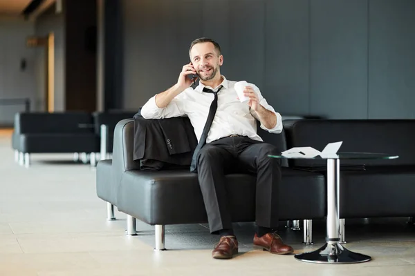 Empresário Feliz Formalwear Beber Falar Por Smartphone Enquanto Relaxa Sofá — Fotografia de Stock