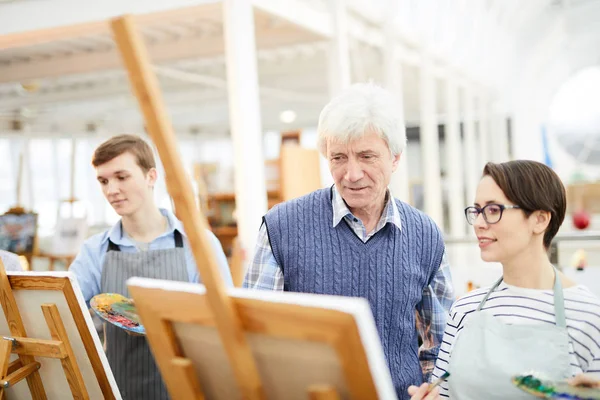 Retrato Del Profesor Arte Maduro Ayudando Grupo Estudiantes Pintar Cuadros — Foto de Stock