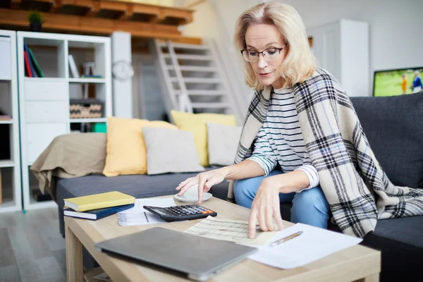 Ritratto Donna Matura Contemporanea Che Calcola Finanze Pianifica Budget Mentre — Foto Stock