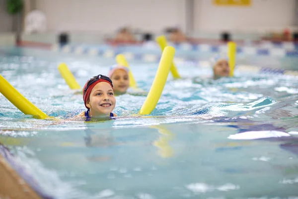 Niña Feliz Gorra Natación Aprendiendo Nadar Con Fideos Natación Lección —  Fotos de Stock