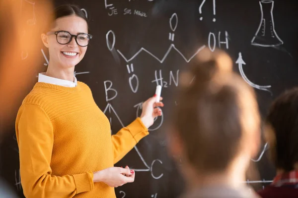 Joven Maestra Confiada Con Sonrisa Dentada Apuntando Fórmula Pizarra Mirando — Foto de Stock