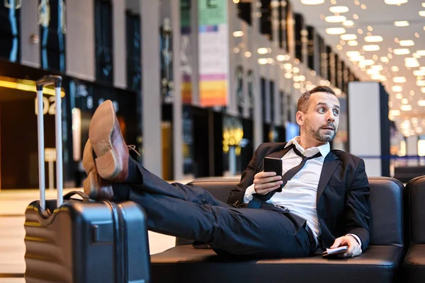 Jovem Empresário Descontraído Roupa Formal Sentado Sofá Couro Com Pernas — Fotografia de Stock