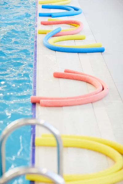 Bakgrundsbild Färgglada Poolnudlar Vatten Offentlig Pool Kopiera Utrymme — Stockfoto