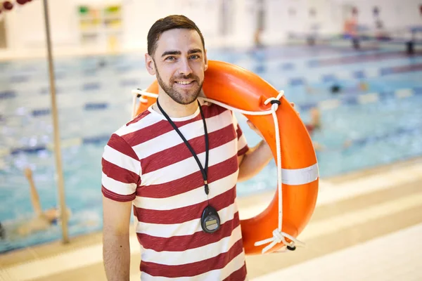 Porträt Eines Lächelnden Schwimmlehrers Der Pool Steht Und Rettungsring Auf — Stockfoto