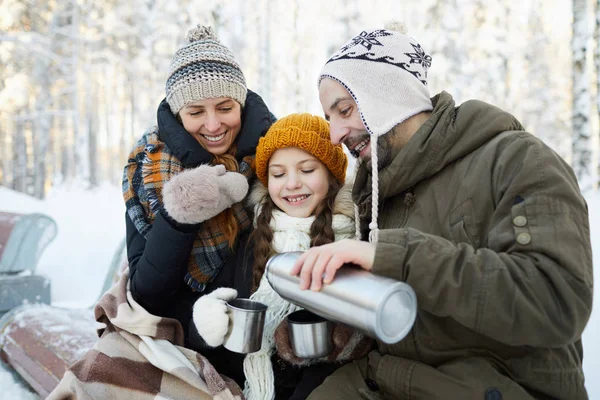 Porträtt Happy Family Dricka Hett Vinterskogen Kopiera Utrymme — Stockfoto