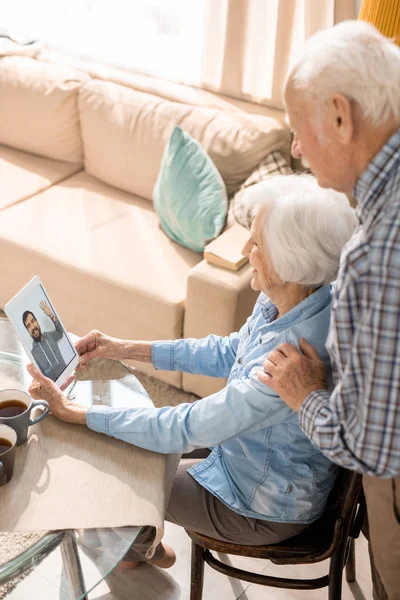 Porträt Eines Modernen Senioren Paares Das Ein Digitales Tablet Benutzt — Stockfoto
