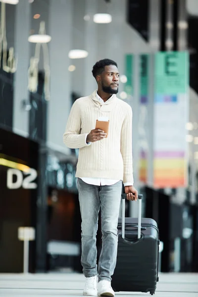Junger Afrikanisch Amerikanischer Geschäftsmann Freizeitkleidung Zieht Koffer Während Zum Check — Stockfoto