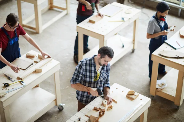 Vue Angle Élevé Menuisiers Occupés Debout Aux Tables Travaillant Avec — Photo