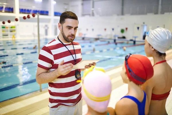 Junge Schwimmlehrerin Steht Mit Digitalem Tablet Vor Dem Training Schwimmbad — Stockfoto