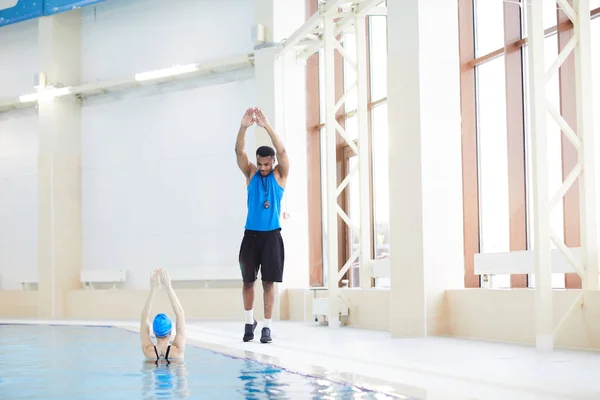 Pełna Długość Portret Afrykańskiego Trenera Fitness Pracy Kobietą Aqua Aerobik — Zdjęcie stockowe