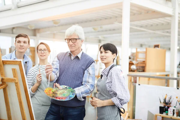 Portrait Professeur Art Mature Appréciant Travail Avec Groupe Étudiants Classe — Photo