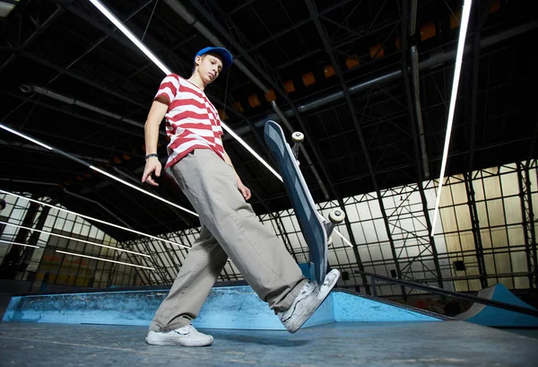 Casual Skateboarder Holding Board Foot Trying Keep Position Workout Stadium — Stock Photo, Image