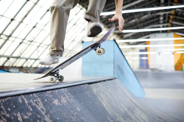 スタジアムでのトレーニング中にスケートボードと降下の端の上に空中ジャンプアジャイルパルクール少年 — ストック写真