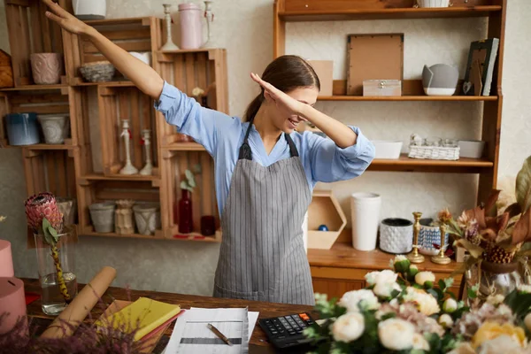 Midja Upp Porträtt Kvinnliga Småföretagare Badda Firar Framgångar — Stockfoto