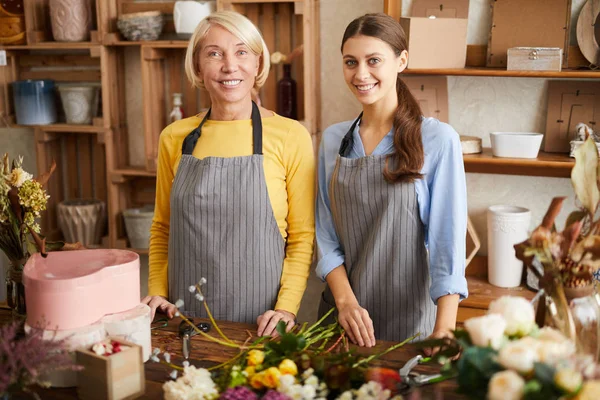 Retrato Cintura Hacia Arriba Dos Floristas Femeninas Sonriendo Cámara Mientras — Foto de Stock